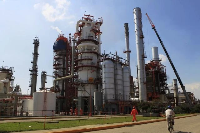 Crude oil extends losses; traders anticipate Libyan supply