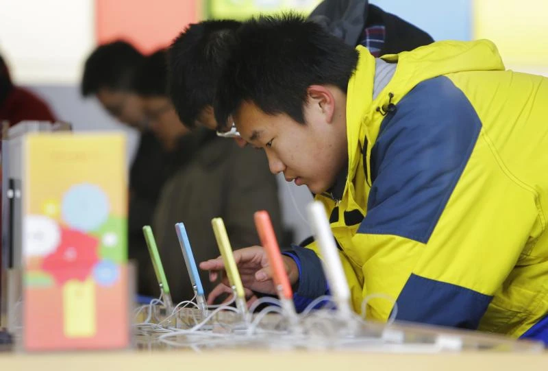 Smartphone sales top billion, Samsung leads