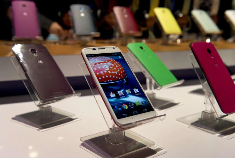 Saudi mobile subscriptions shrink on labor crackdown, Haj limits