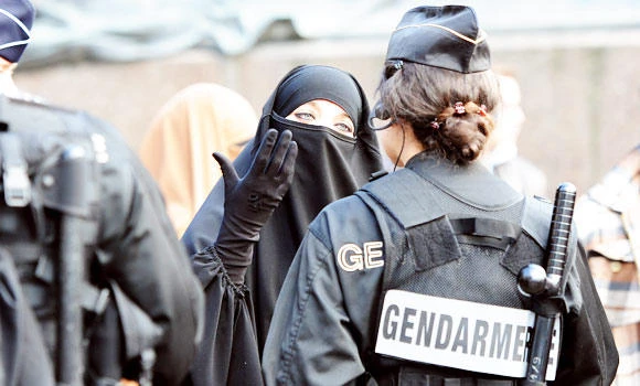 Ruling unveils French anti-burqa designs