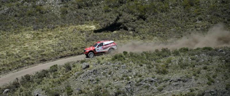 Over-heated Sousa takes Dakar opener; Peterhansel hits trouble
