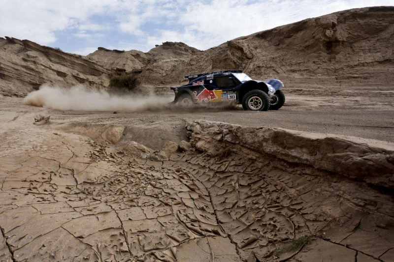 Sainz claims fourth stage and overall lead in Dakar Rally
