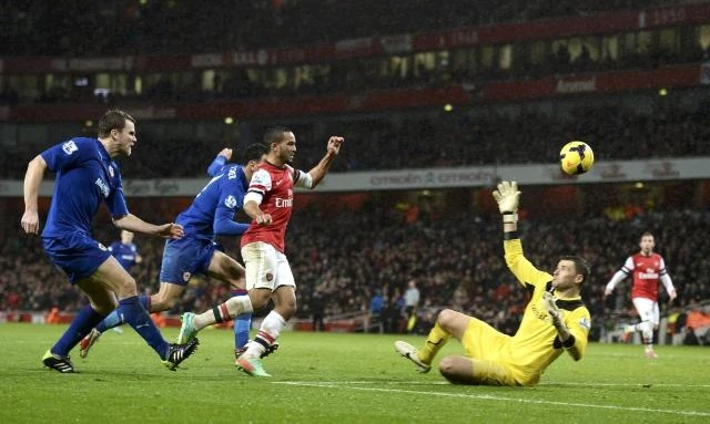 Spurs stun United, Arsenal cling to top spot