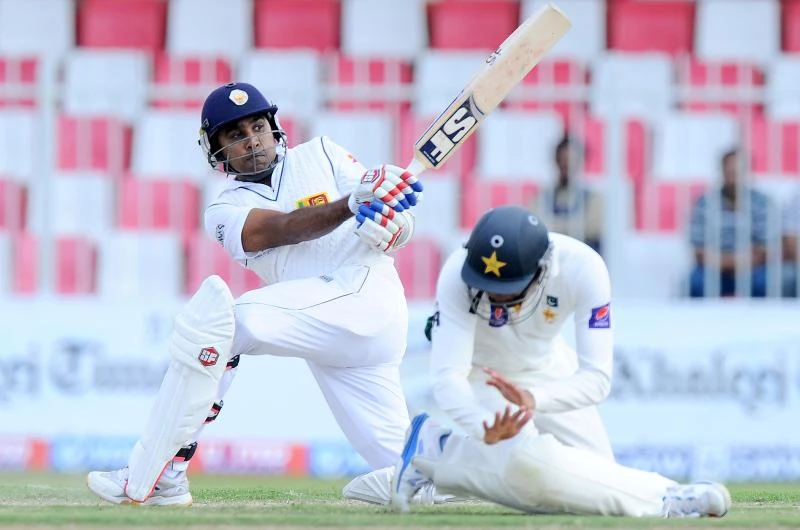 Sri Lanka struggles against Pakistani spinners