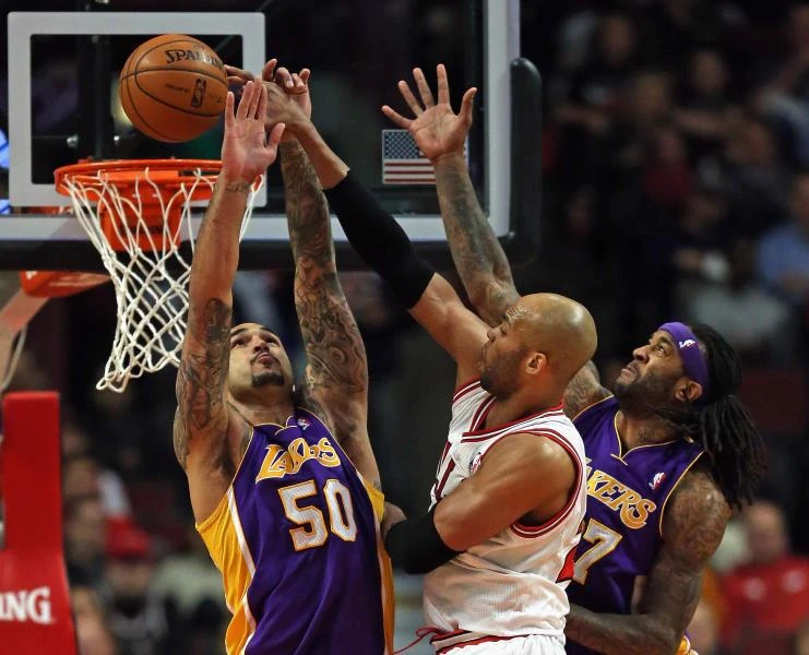 Gibson layup at OT buzzer lifts Bulls over Lakers