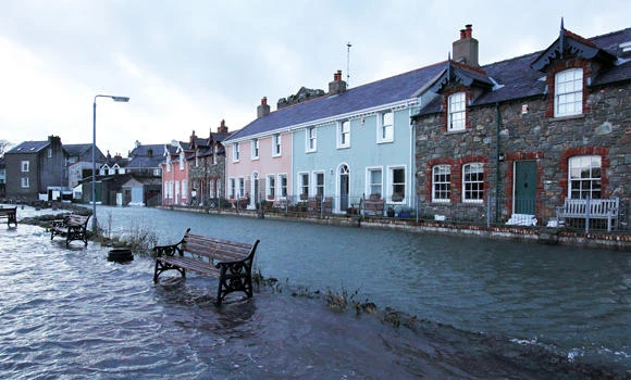 Monster waves slam into UK after US storm