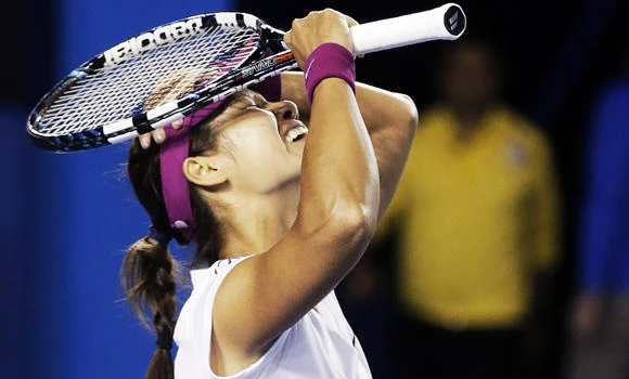 Li Na overwhelms Cibulkova to claim Australian Open