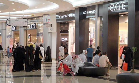 Commercial stores start hiring of Saudi salesmen