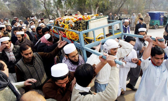 Bomb kills 20 soldiers in NW Pakistan