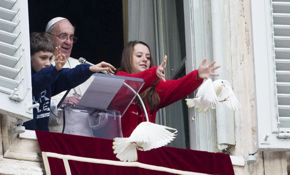 Birds attack peace doves freed from pope’s window
