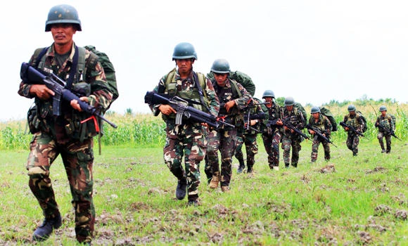 Philippine troops seize camp of rebels opposed to peace deal
