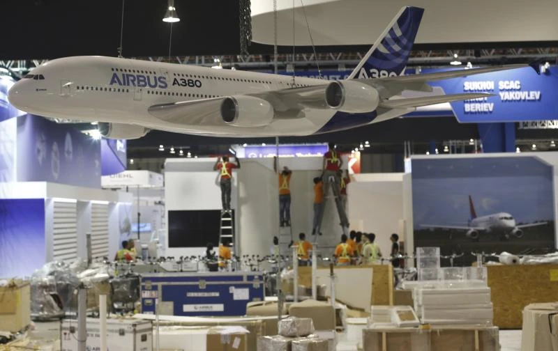 Planemakers look to ink deals despite emerging market worries