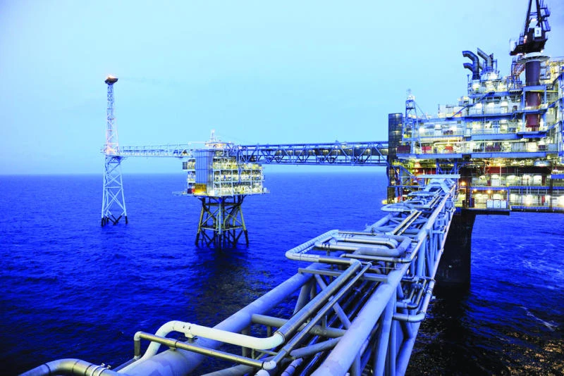Statoil reports profit fall, delays 2020 production target