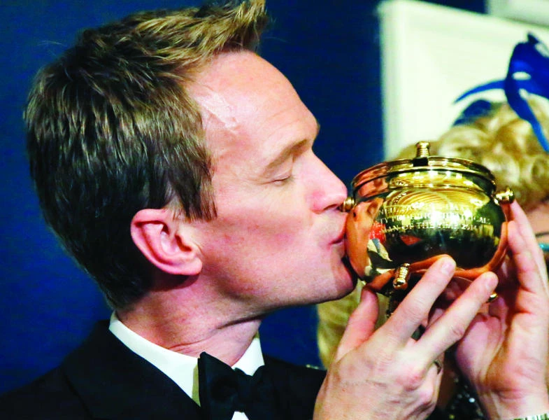 Neil Patrick Harris accepts Hasty Pudding award