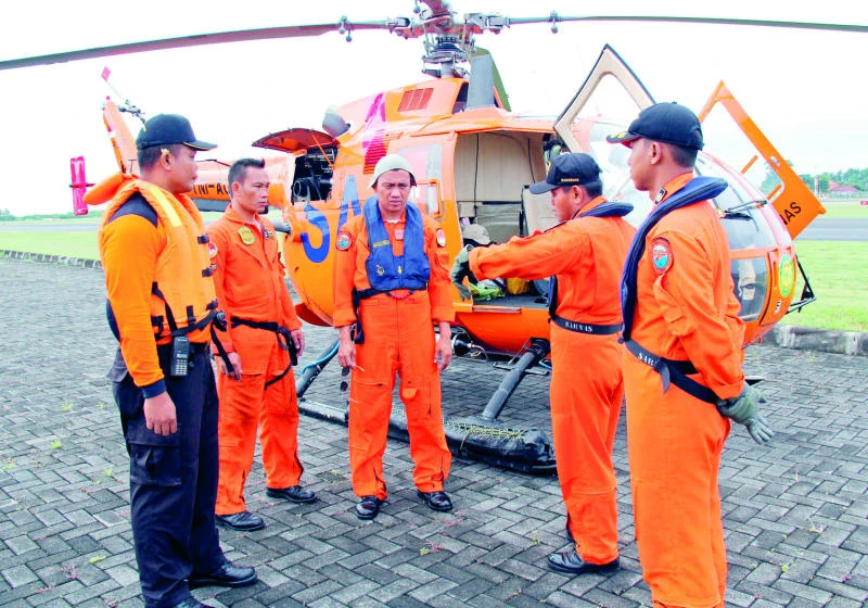 Search for Japanese divers missing near Bali halted in darkness