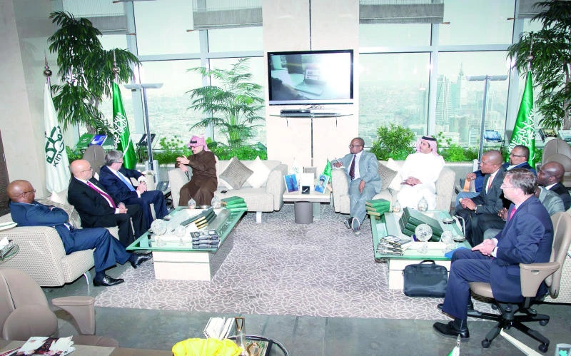 Alwaleed, S. African minister discuss investment issues