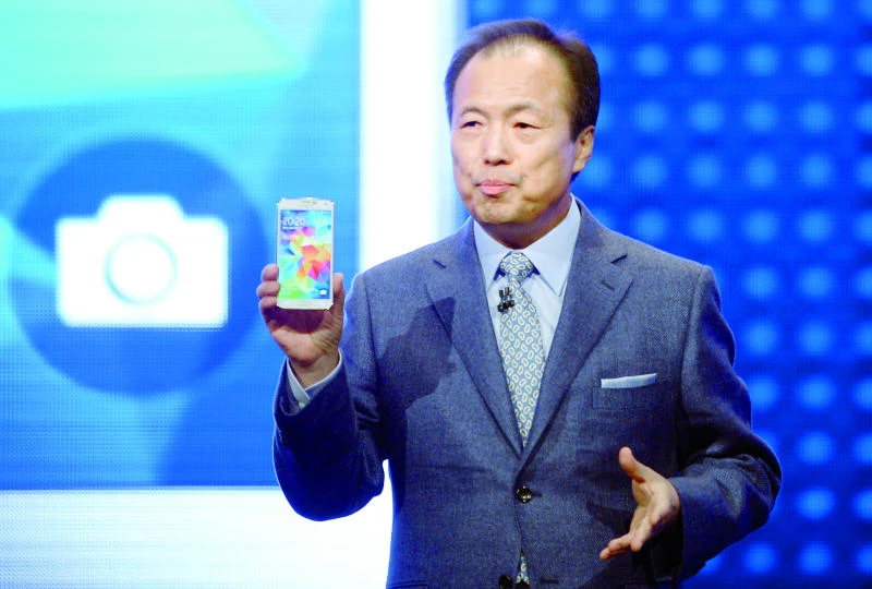 Samsung introduces phone with heart-rate monitor