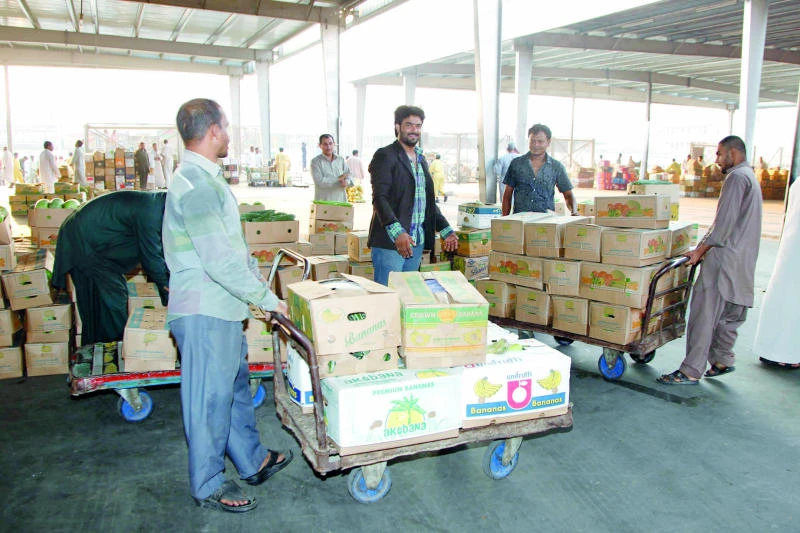 Illegal vendors prevail in Jeddah fruit market