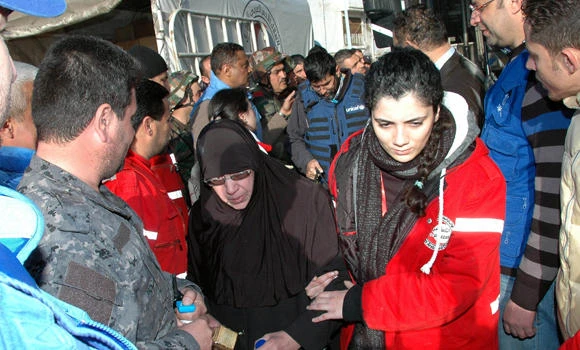 Homs evacuations resume as Syria peace talks falter