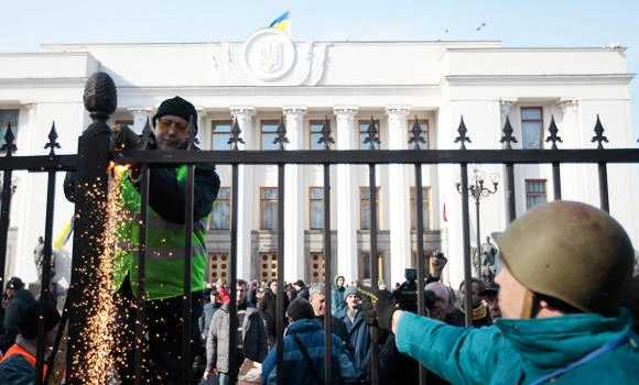 Alarm in Ukraine as Putin puts Russian troops on alert