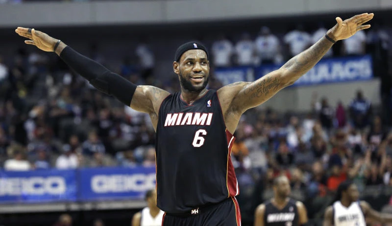 James hits 42 points in Heat win over Mavs