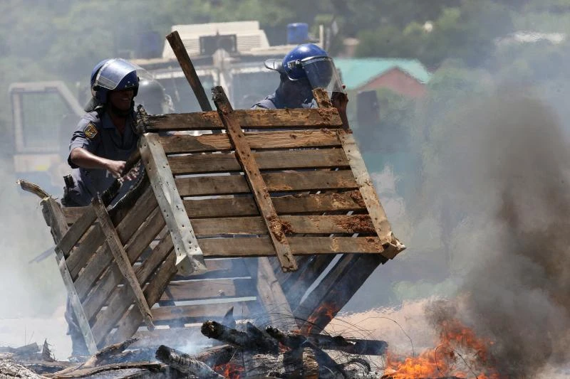 S. African police disperse 3,000 ‘violent’ miners