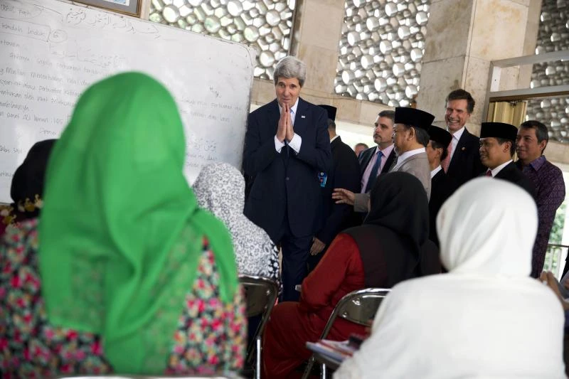 Kerry visits largest mosque in Southeast Asia