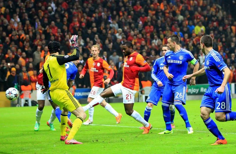 Chelsea toils to save English honor, Real strolls