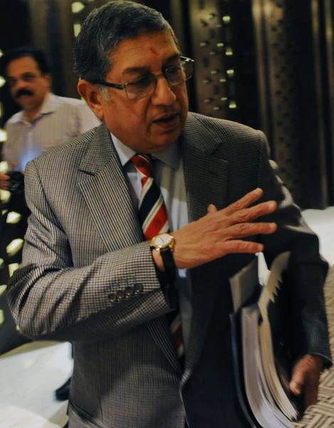 Srinivasan defy calls to quit over IPL scandal
