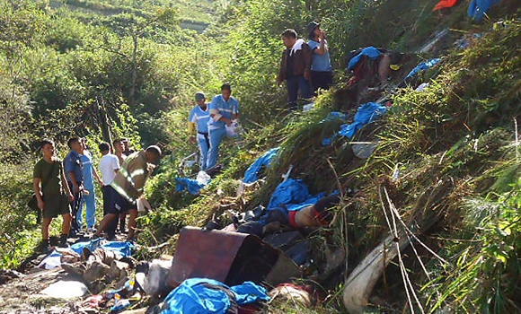 14 killed as bus falls into ravine in north Philippines
