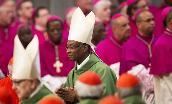 Pope tells cardinals to shun intrigue, cliques of a royal court