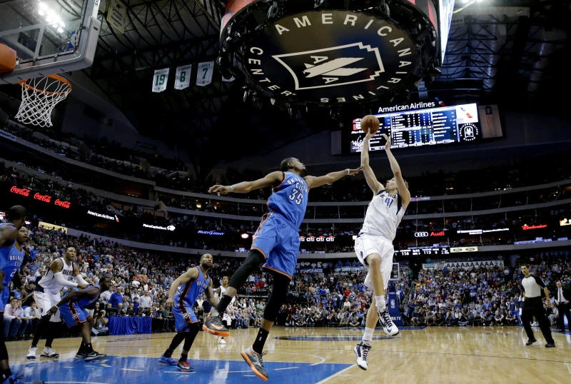 Nowitzki turns back clock to lead Mavs past Thunder