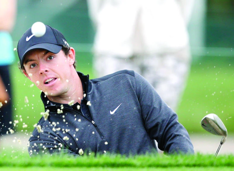 McIlroy clings to lead; Woods struggles to make cut