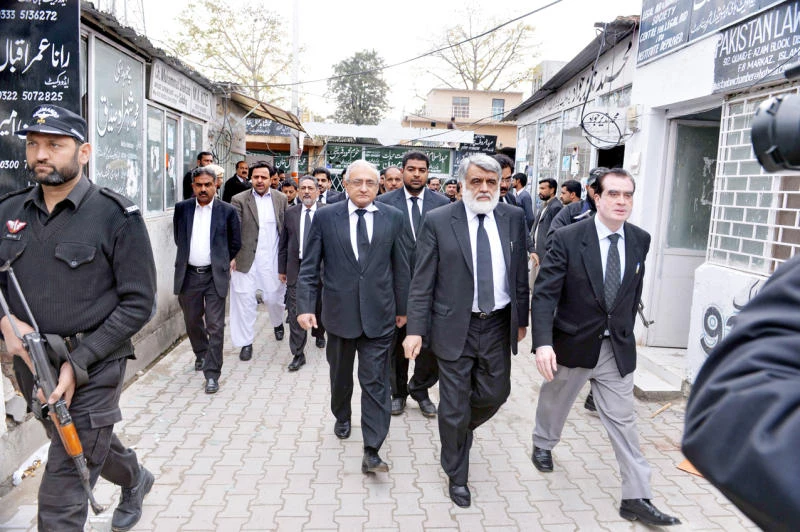 Pakistan’s top judge orders probe into court attack