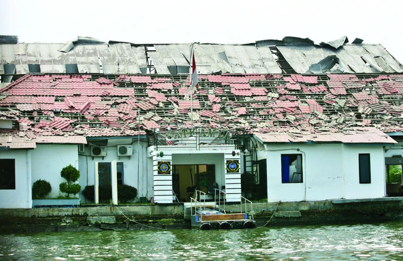 Explosion at navy arsenal near Jakarta; 1 dies, 87 hurt
