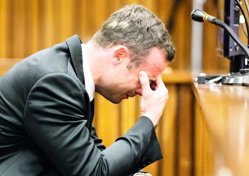 Pistorius prayed over his shot girlfriend, says witness