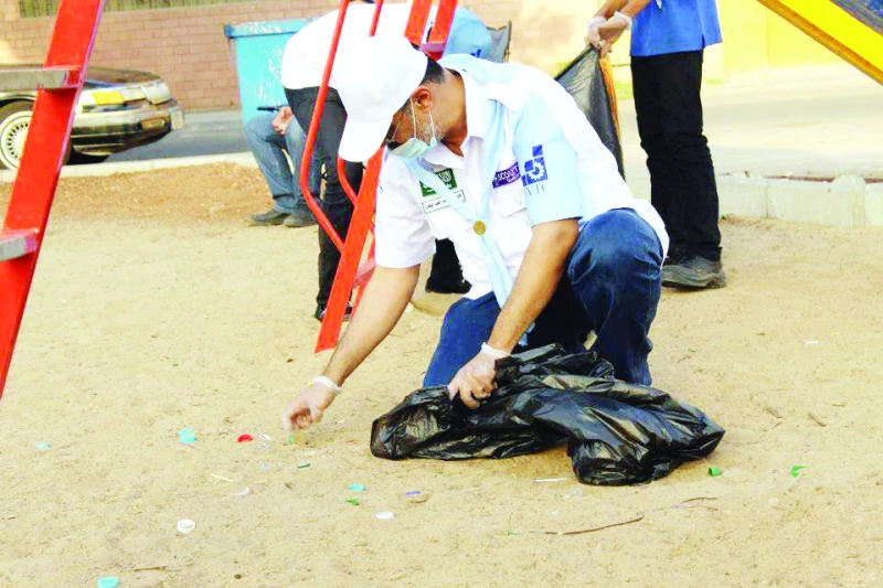 Volunteers help in campaign to clean up Jeddah’s public parks