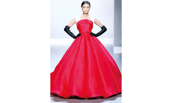 Ralph & Russo reinterpret couture glamor of 40s, 50s