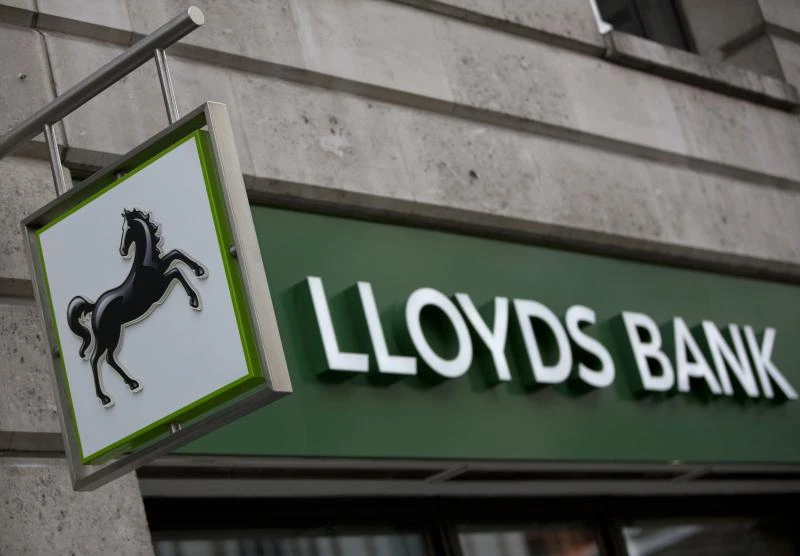 UK heads for Lloyds exit by 2015 after $7bn share sale