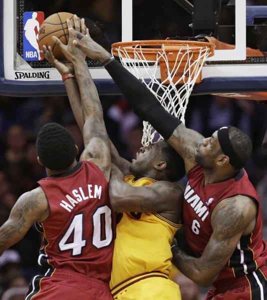 Hot James inspires Heat to victory over Cavs