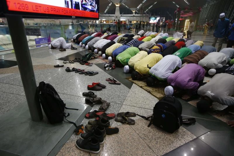 Malaysian jet said to fly west as probe refocuses on air piracy