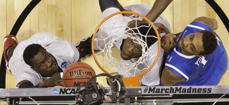 Michigan holds on late to beat Tennessee 73-71