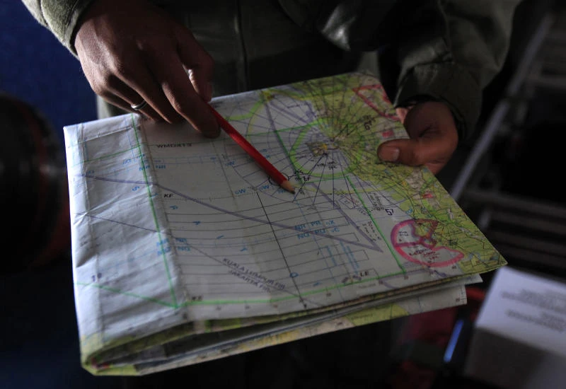 US ship heads to Malacca Strait in search for airliner