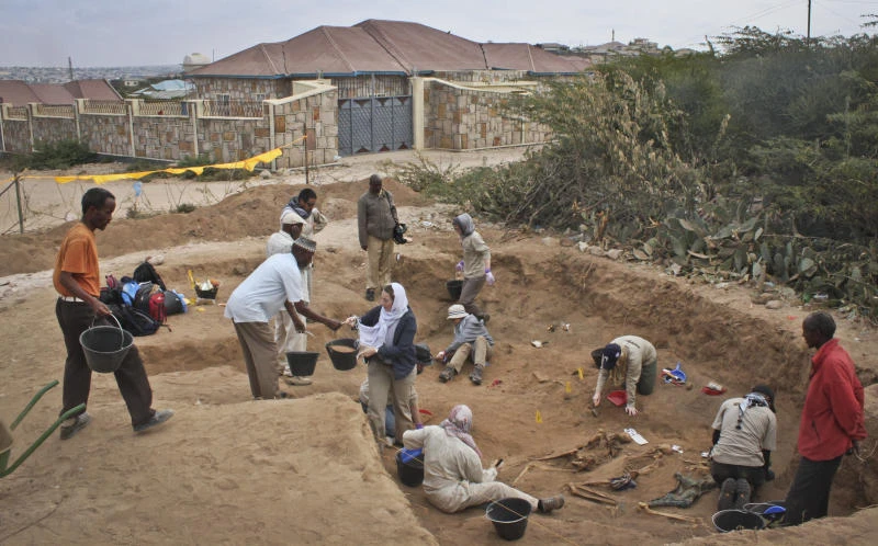200 mass graves eyed as Somalia digs up ghastly past