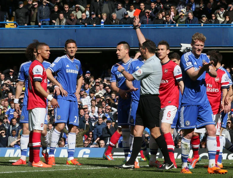 Blundering referee sends off wrong Arsenal player