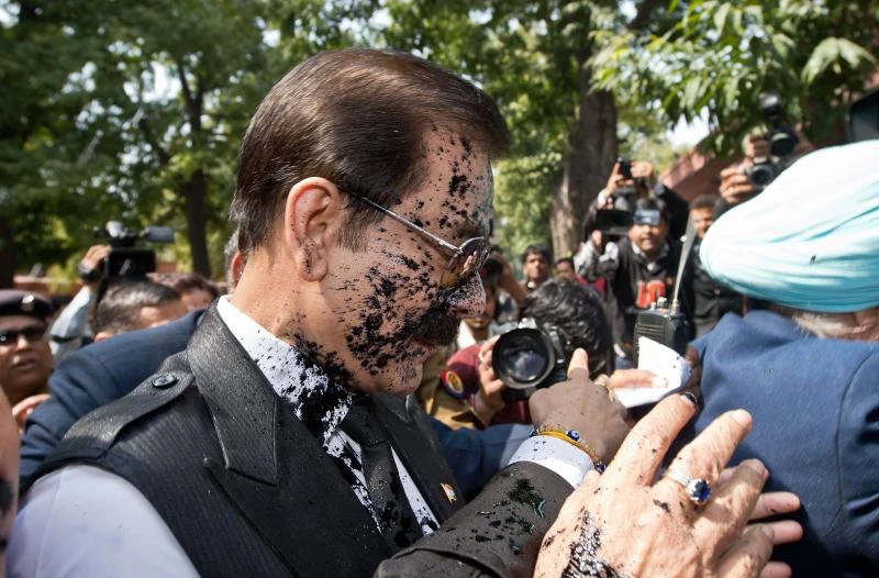 Ink thrown at Indian tycoon Subrata Roy accused of fraud