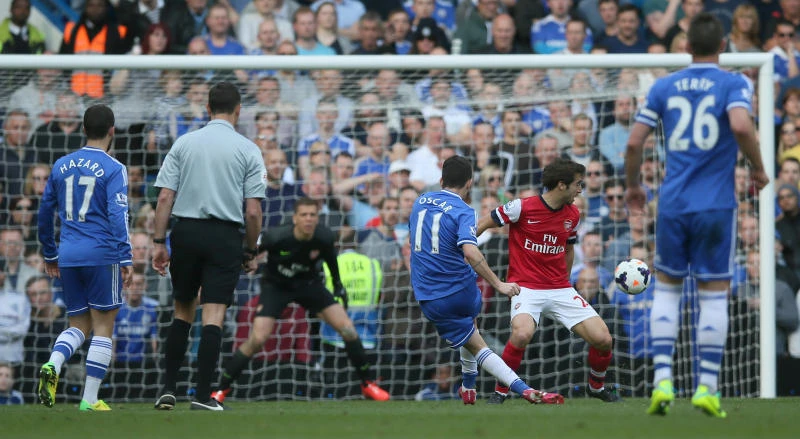Chelsea gives Arsenal the blues; Liverpool, City pounce