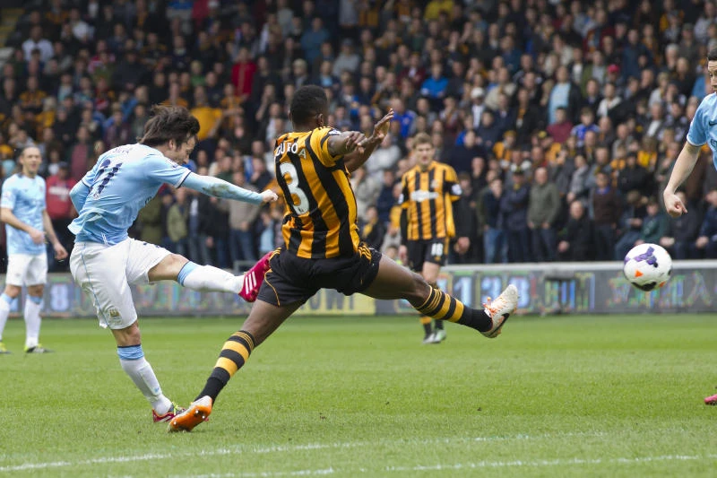 City keeps title hopes alive; Fulham bites back