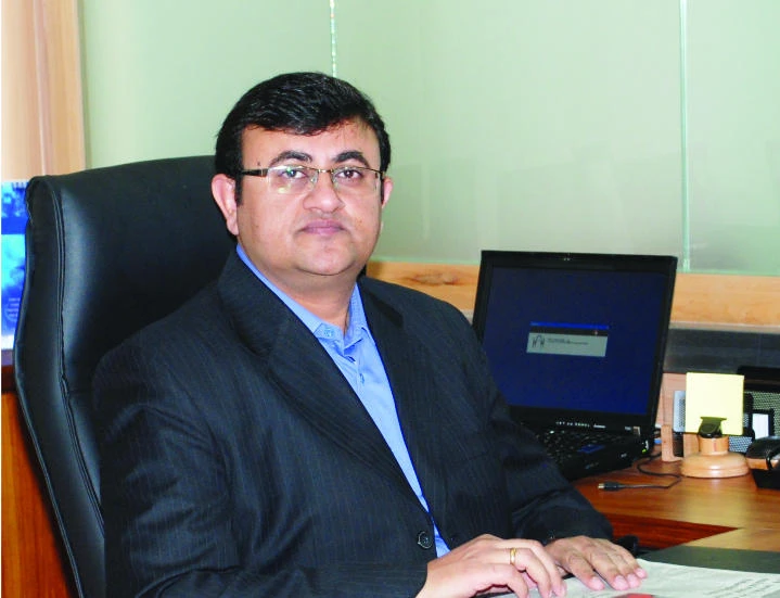 Youngsters must focus on scholastic achievements