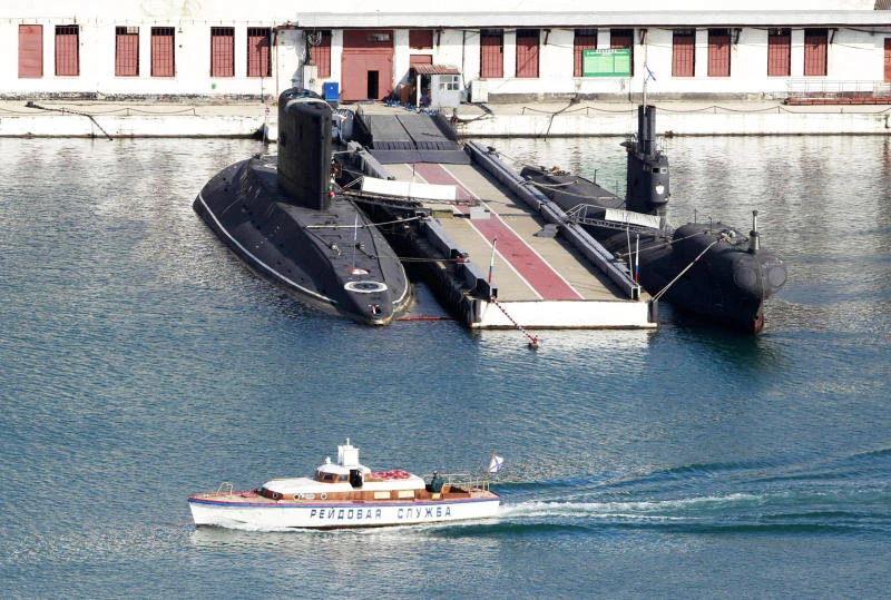 Pro-Russian crowds seize 2 Ukrainian warships